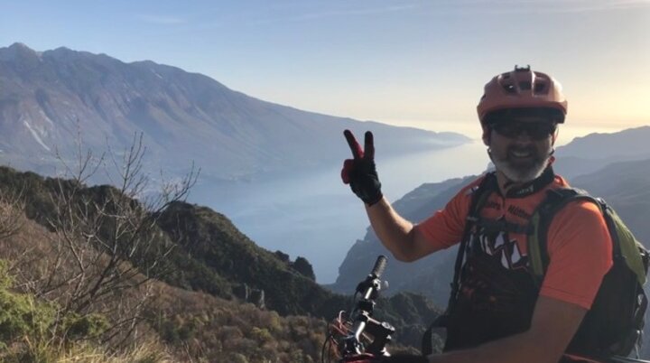 MTB mit Gardasee im Hintergrund | © Thomas Kapfer