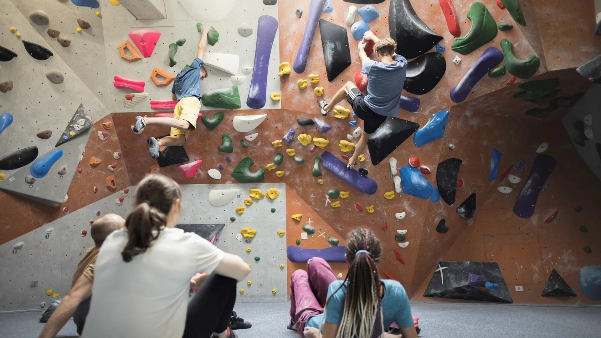 In der Boulderhalle: Ansicht einer Boulderwand mit Sportlern | © DAV / Jens Klatt