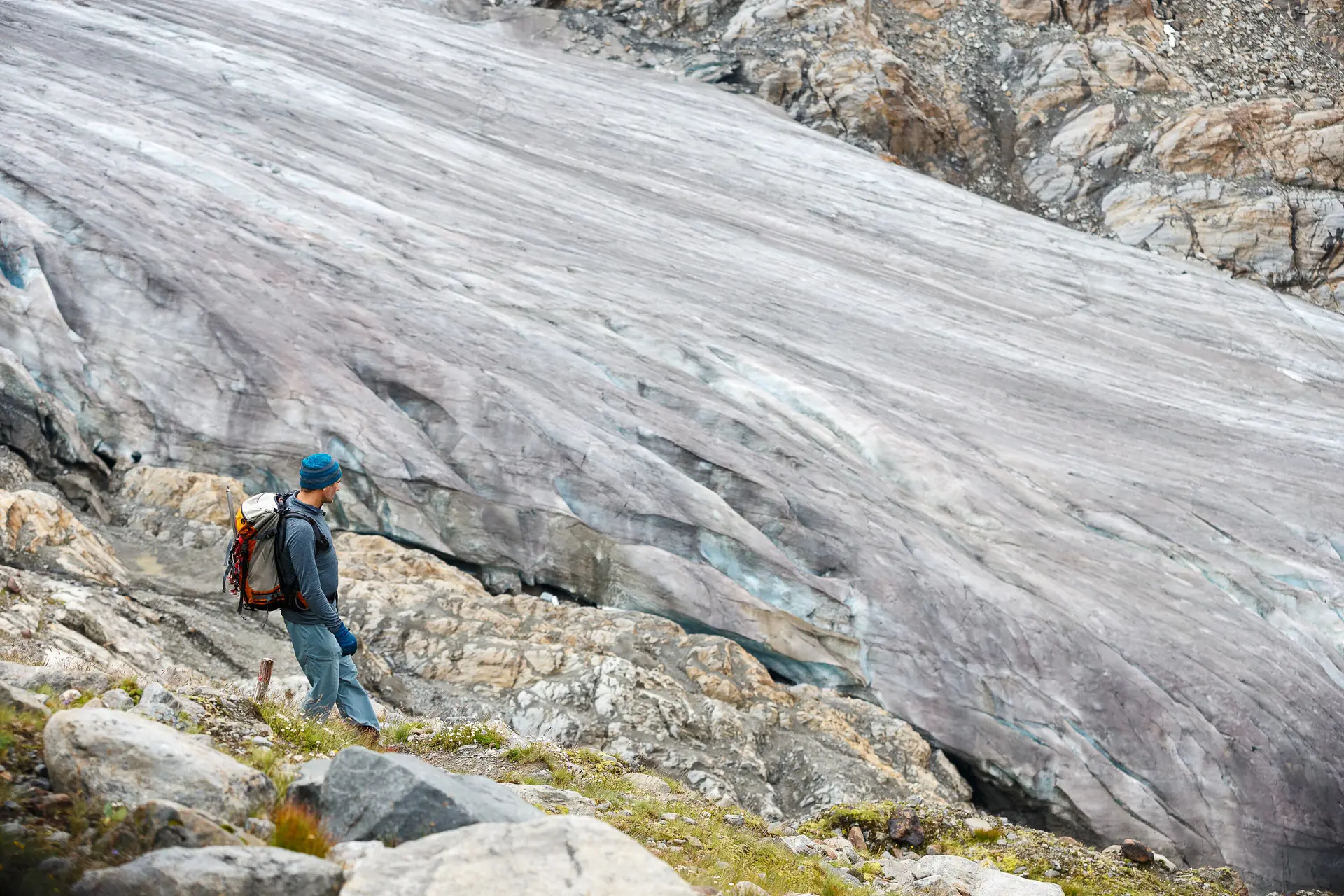 Ein Mann mit Rucksack wandert auf einem Gletscherfeld | © DAV/Marco Kost