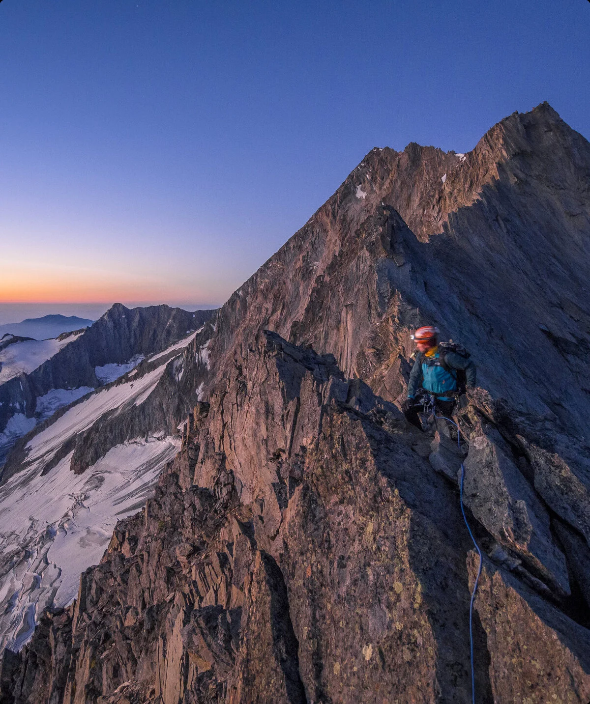 Sonnenaufgang zwischen verschneiten Berggipfeln | © DAV/Silvan Metz
