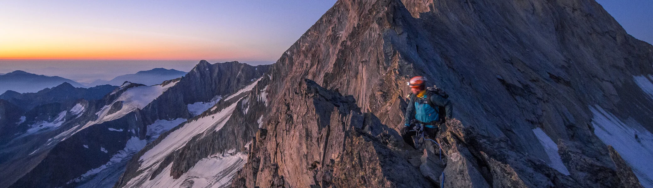 Sonnenaufgang zwischen verschneiten Berggipfeln | © DAV/Silvan Metz