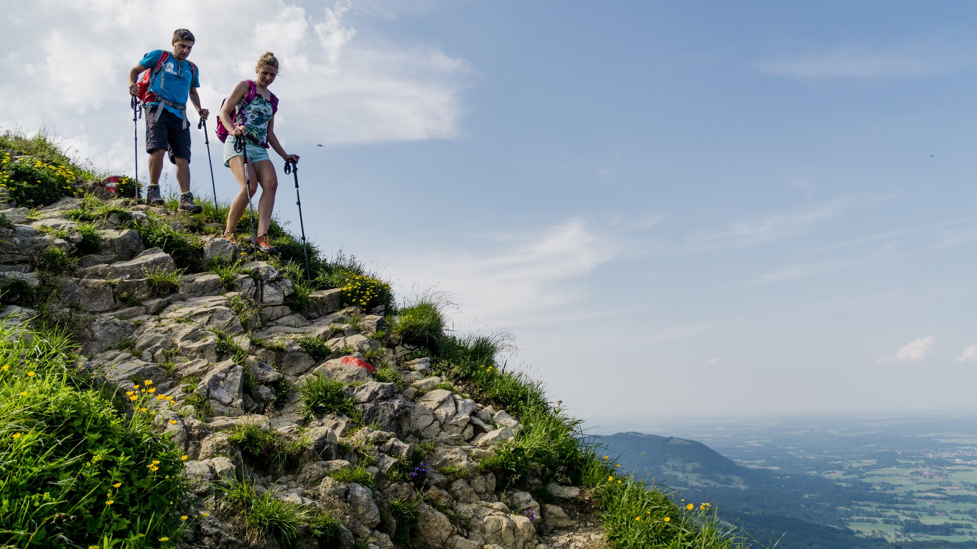 Wandern in den Chiemgauer Alpen | © DAV/Hans Herbig Zwei Wanderer mit Stöcken beim Abstieg | © DAV/Hans Herbig