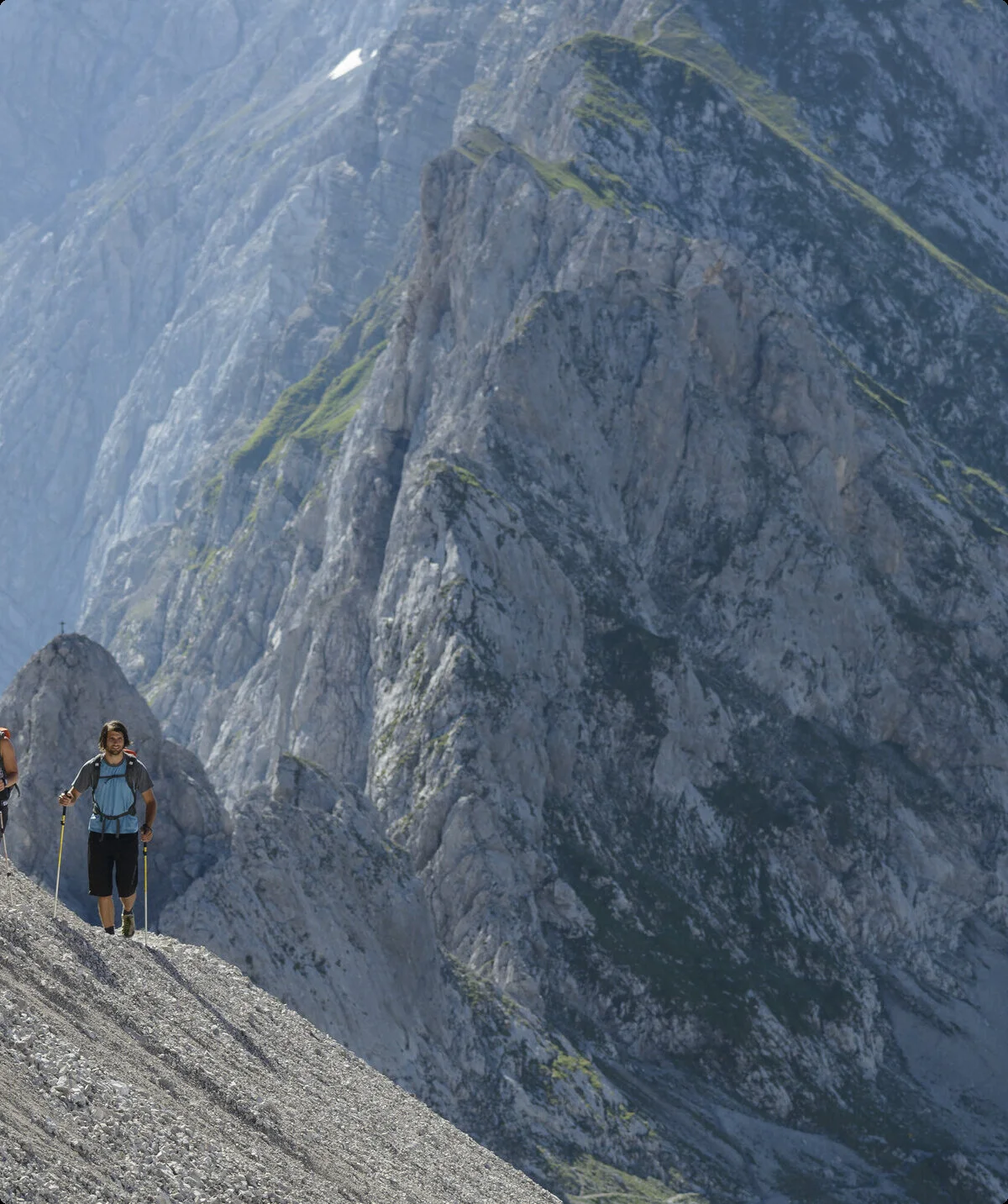 Zwei Wanderer vor einem schroffen Bergmassiv | © DAV/Wolfgang Ehn