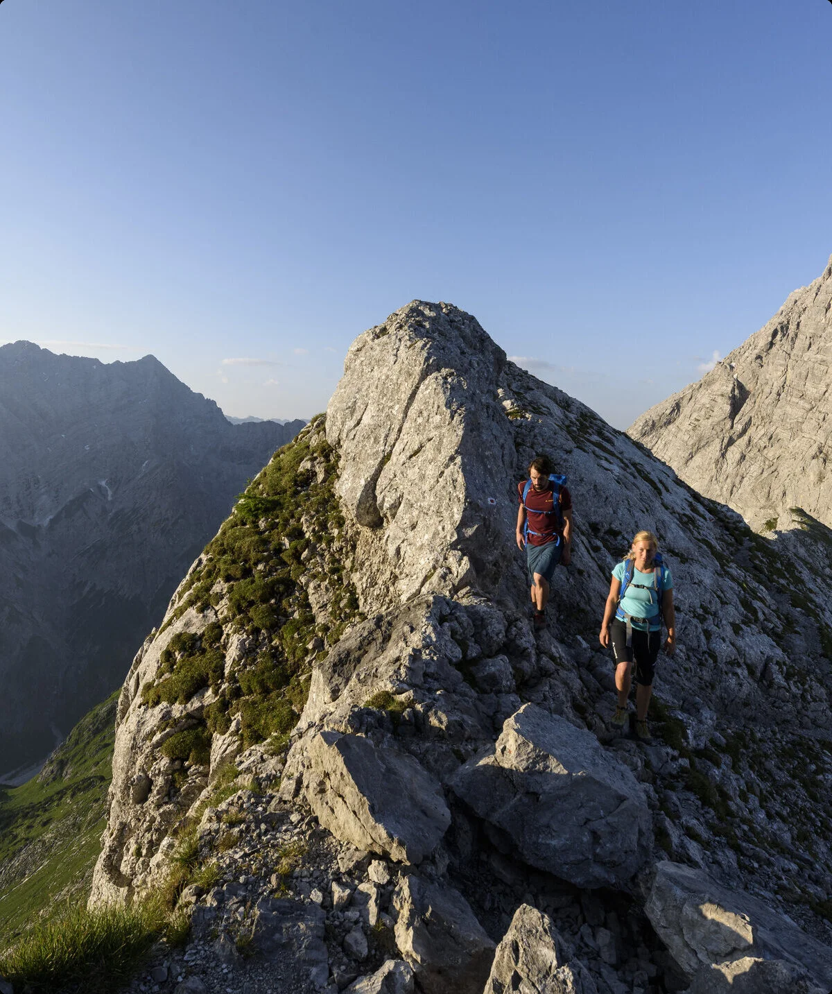 Zwei Wanderer aus der Ferne auf eine Berggipfel | © DAV/Wolfgang Ehn