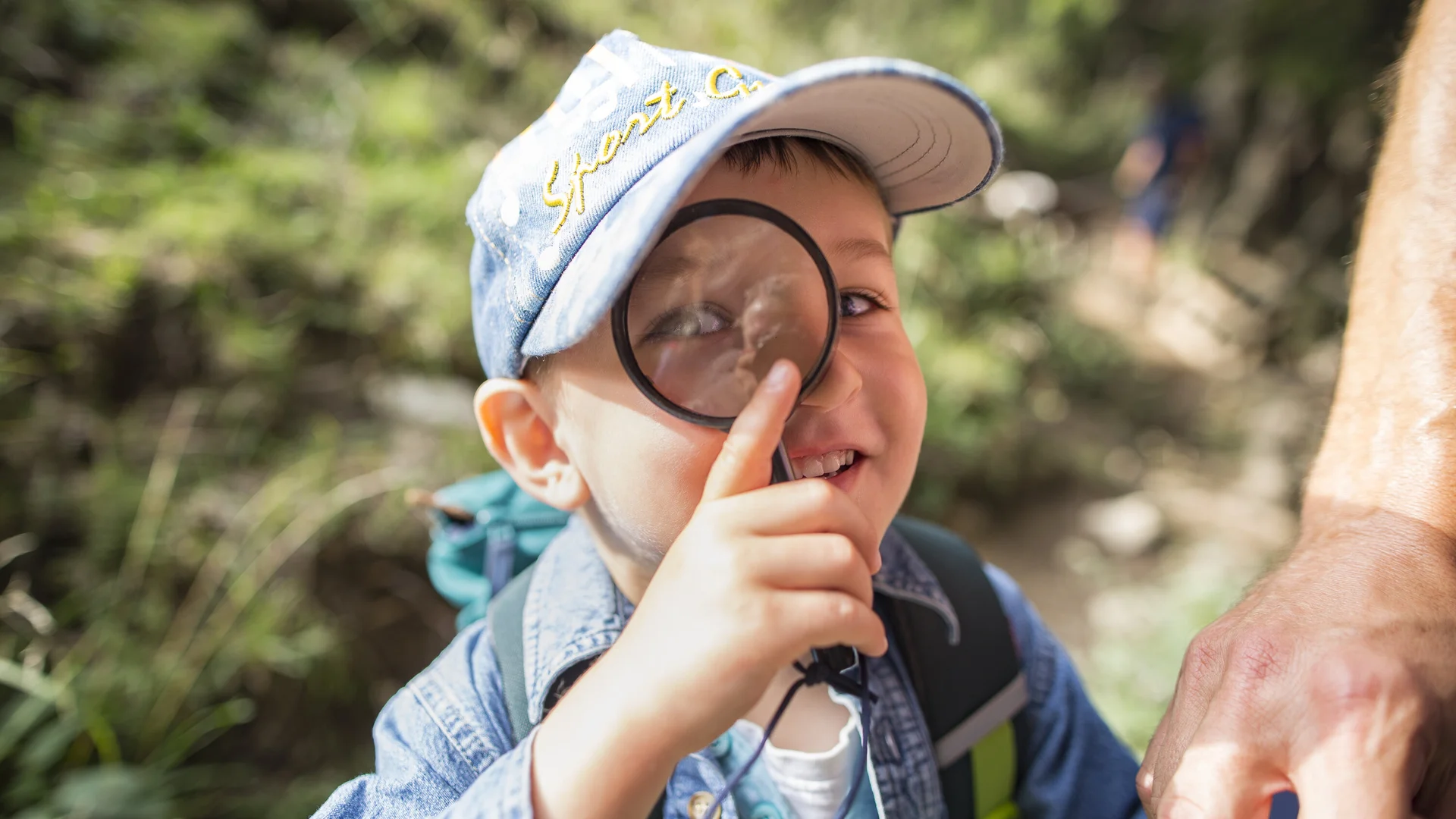 Ein kleiner Junge mit einer großen Lupe | © DAV / Jens Klatt